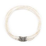 Colar de pérolas barrocas com fecho de prata, ouro e cristal rocha (triplo)