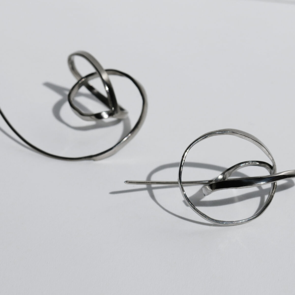 Brincos prata platinada Embolic (novelo) - Image 3