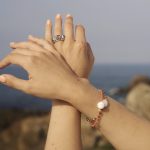 Pulseira prata dourada pérola com cristais (azul safira) - Image 2