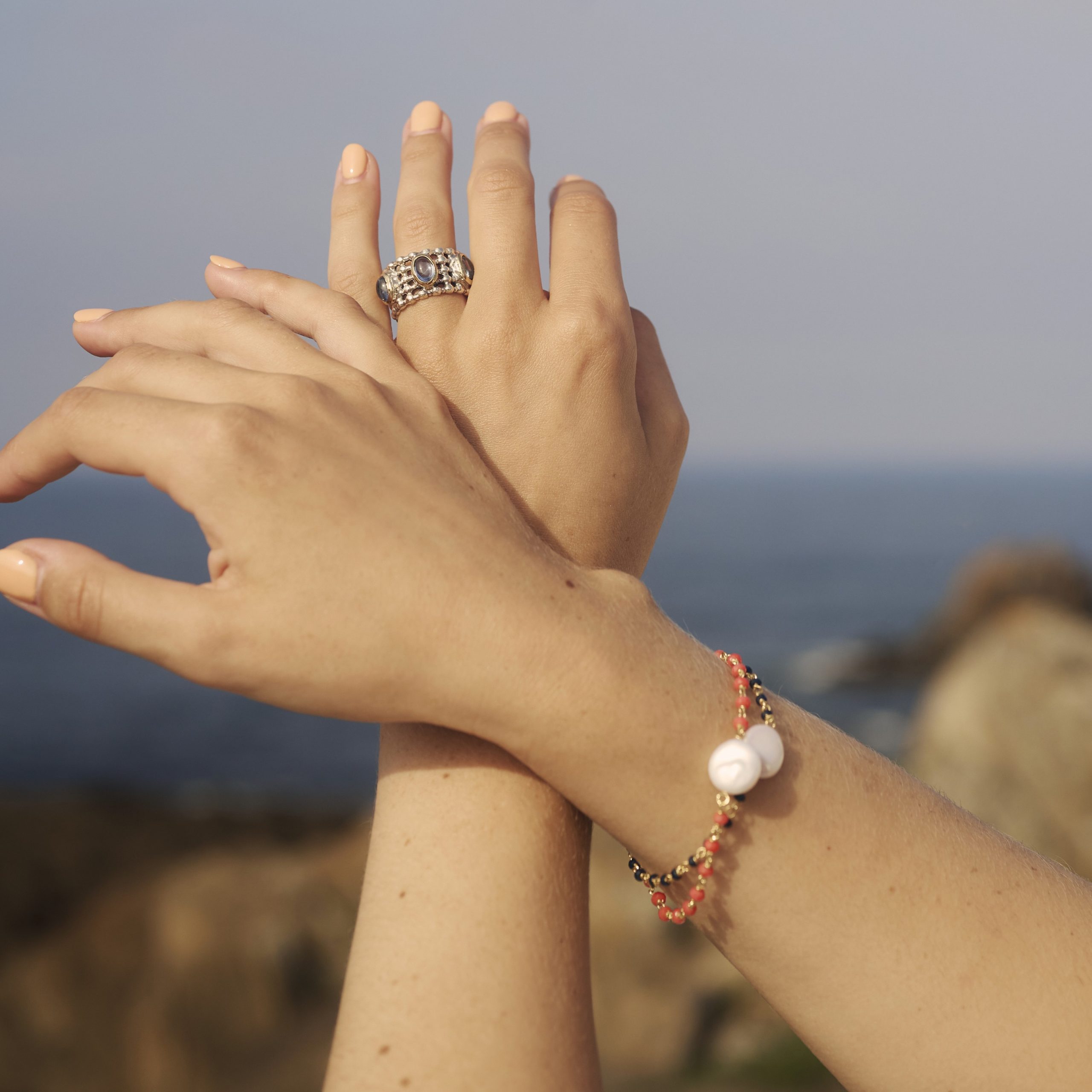DSC_8052 (2) Pulseira prata dourada pérola com cristais (azul safira) - Image 2