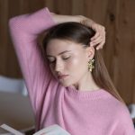 Brincos prata dourada dupla flor (Esmeralda) - Image 2