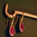 Brincos prata dourada com gota de rubi (aro) - Image 2