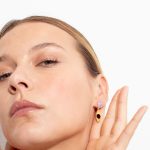 Brincos dourados triangulo azul com fuso preto (Somni collection) - Image 2