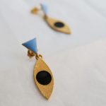 Brincos dourados triangulo azul com fuso preto (Somni collection) - Image 3