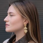 Brincos em prata dourada coroa (Gold Pinus Collection) - Image 2