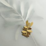 Alfinete dourado ramo de folhas e flores (Silvela collection) - Image 3