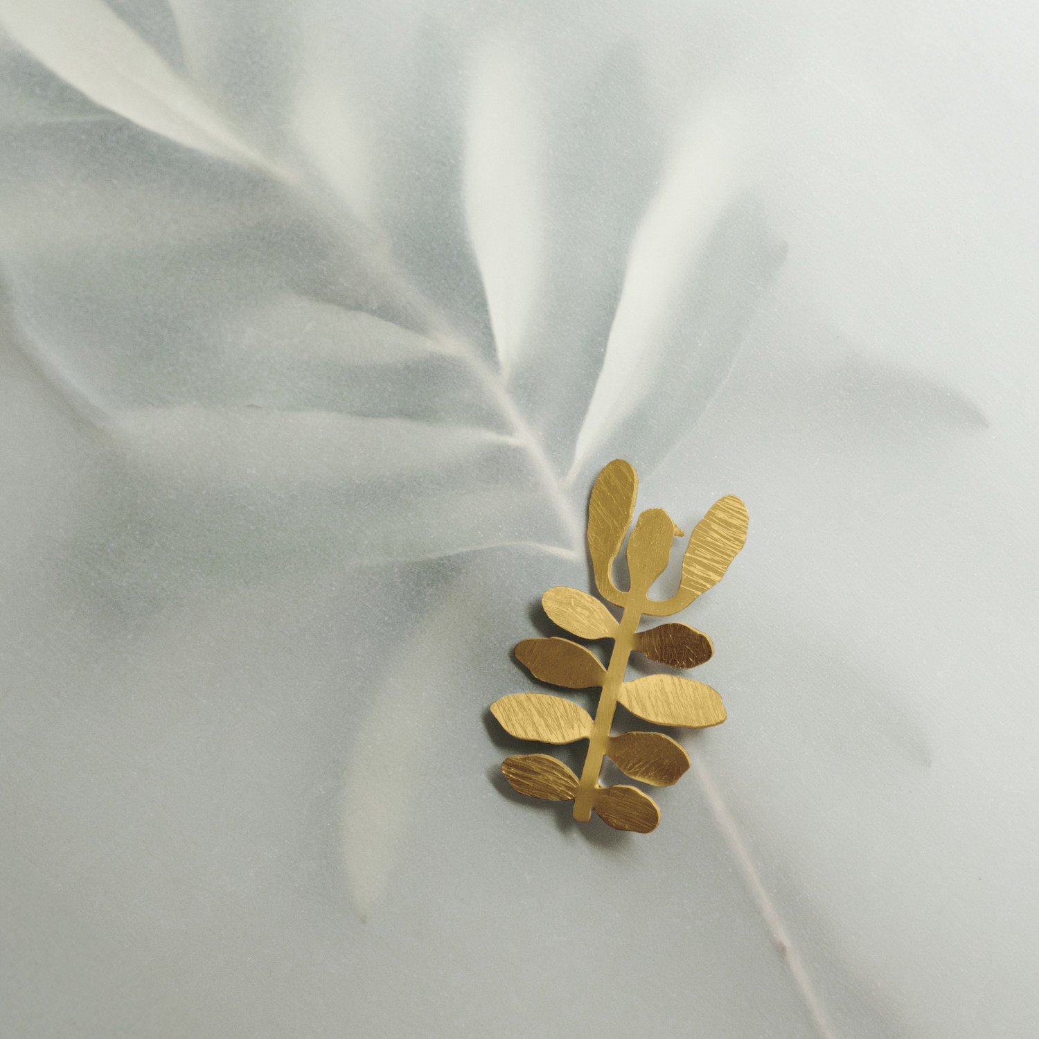 J3435AG013200-V_adl Alfinete dourado ramo de folhas e flores (Silvela collection) - Image 3