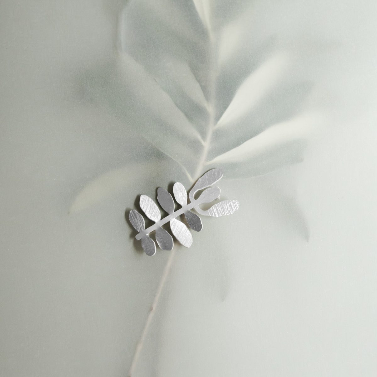 Alfinete prata clara ramo de folhas e flores (Silvela collection) - Image 3