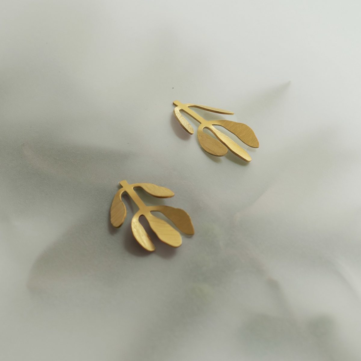 Brincos dourados folhas e flores (Silvela collection) - Image 3