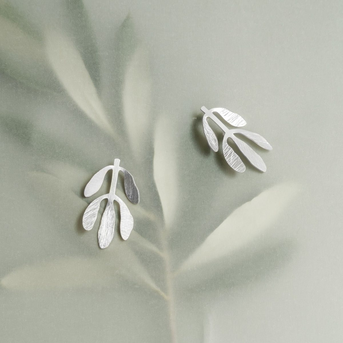 Brincos prata clara folhas e flores (Silvela collection) - Image 3