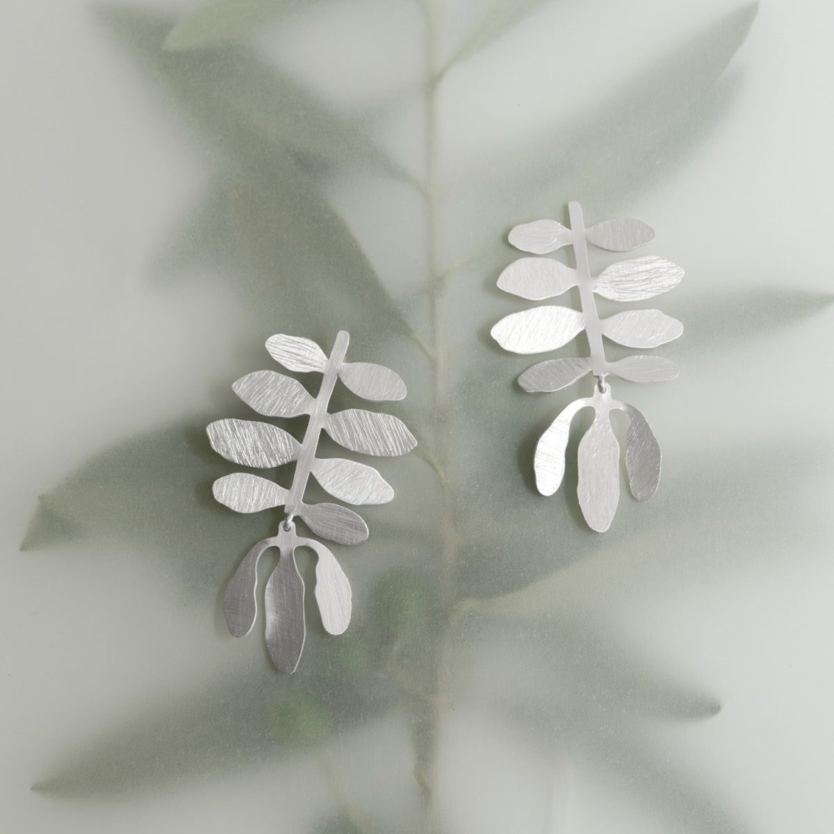 Brincos prata clara ramo de folhas e flores (Silvela collection) - Image 3