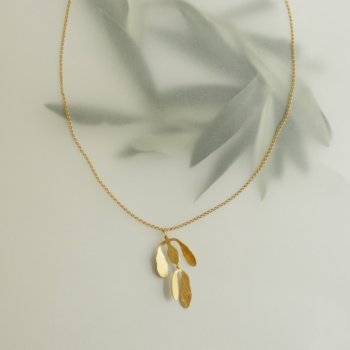 Colar dourado folhas e flores (Silvela collection) - Image 3