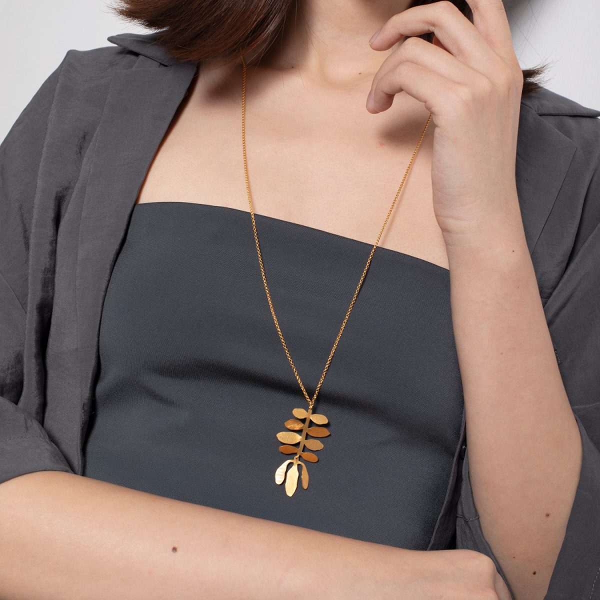 Colar dourado ramo de folhas e flores (Silvela collection) - Image 2