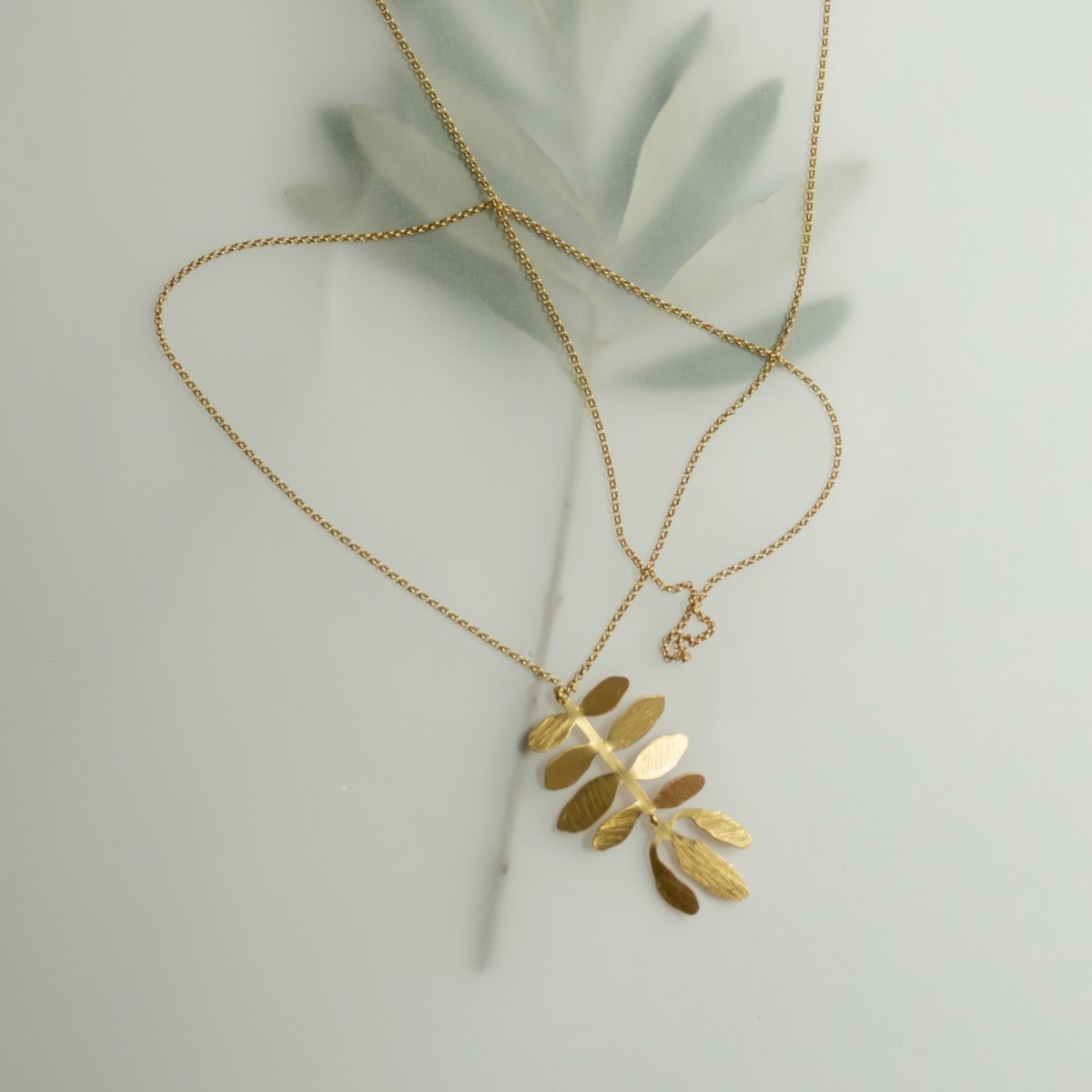 Colar dourado ramo de folhas e flores (Silvela collection) - Image 3