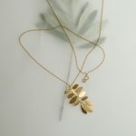 Colar dourado ramo de folhas e flores (Silvela collection) - Image 3