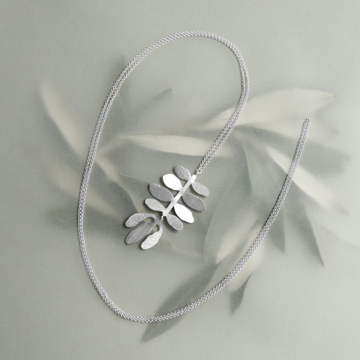 Colar prata clara ramo de folhas e flores (Silvela collection) - Image 3